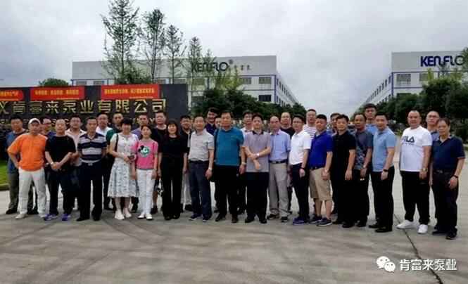 与会人员在遵义太原明智展览展示服务有限公司有限公司大门口合影留念
